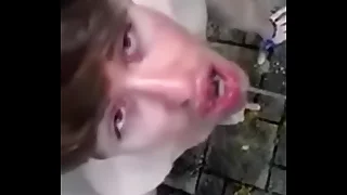 Novinho boquinha de veludo tomando mijo &lpar;piss&rpar;